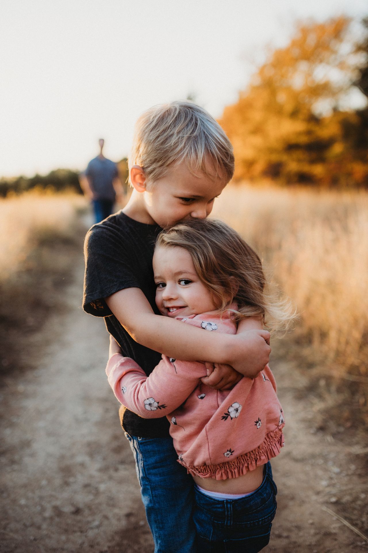 Geschwister, ein Junge und Mädchen, umarmen sich