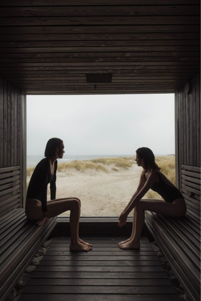Zwei junge Frauen sitzen in der Sauna