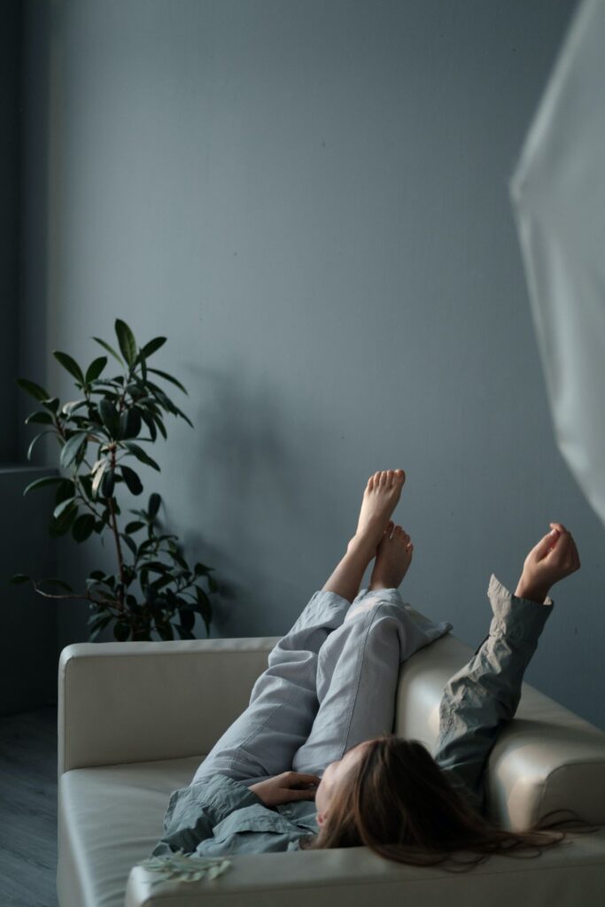 Symbolbild für Me-Time: Frau liegt auf der Couch
