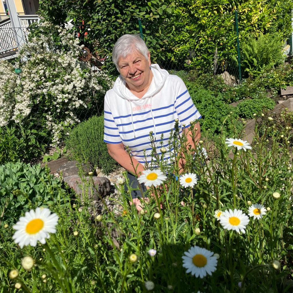 Am Bild: Michaela Lerchner auf einer Blumenwiese