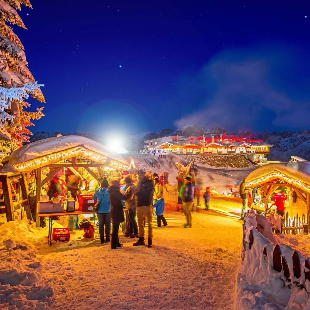 Stimmungsvoller Adventmarkt mit Menschen an einem verschneiten Tag