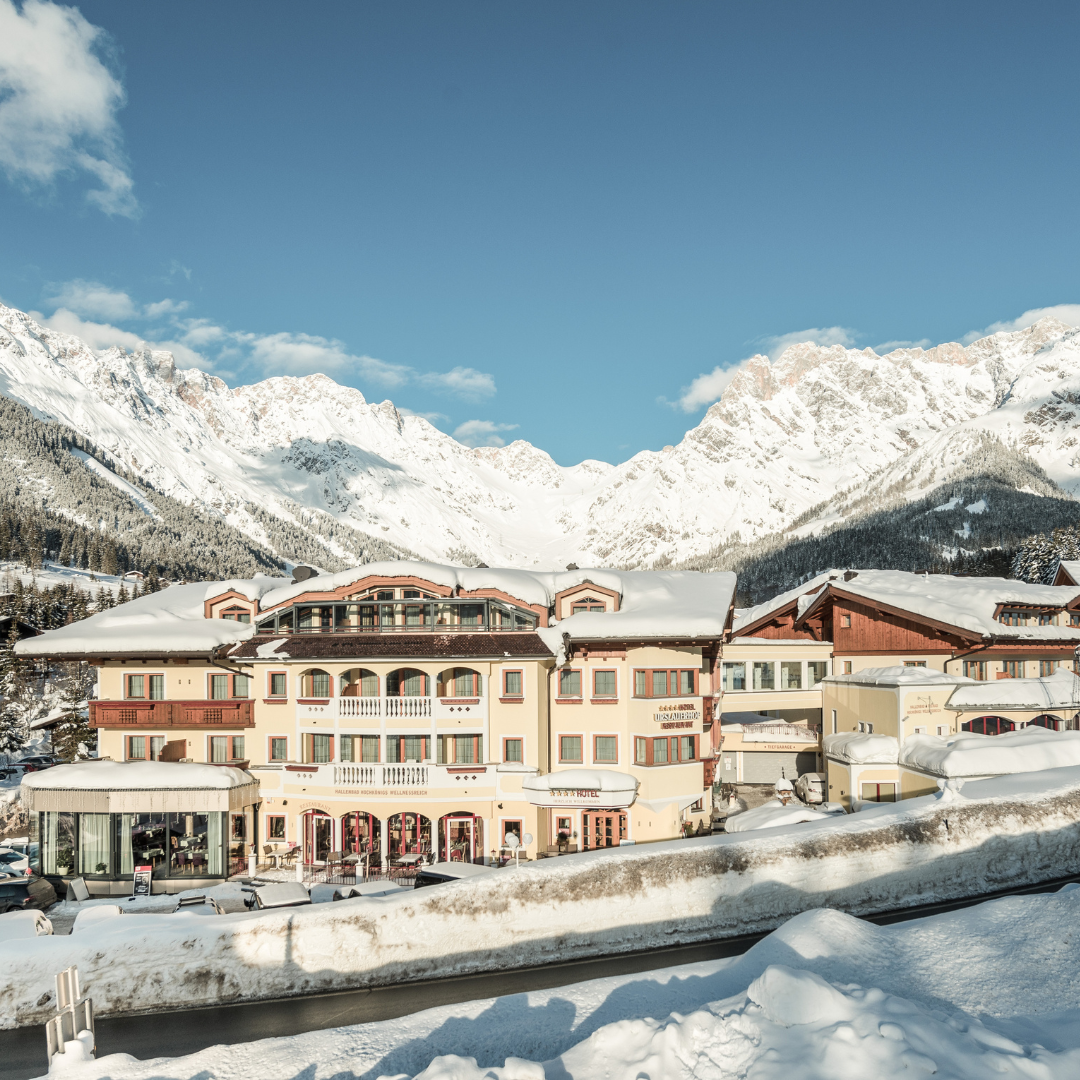 Urslauerhof: Zu sehen die Außenanlage des Urslauerhofs im Winter mit Schnee