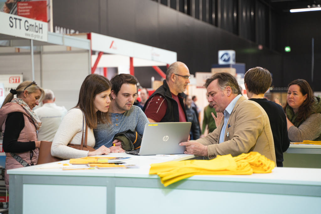 Bauen&Wohnen Salzbur g. Auf dem Bild sind Menschen, die sich beraten lassen auf der Messe