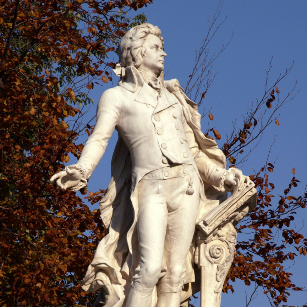 Auf dem Bild ist eine Statue in Weiß von Mozart zu sehen