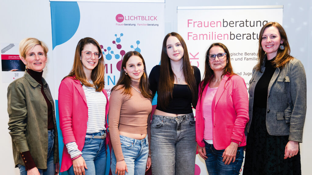 Talkrunde: Gruppenfoto mit Viktória Kery-Erdélyi, Sandra Gollubits, Elena, Hannah, Karin Behringer-Pfann und Nicole Schlaffer