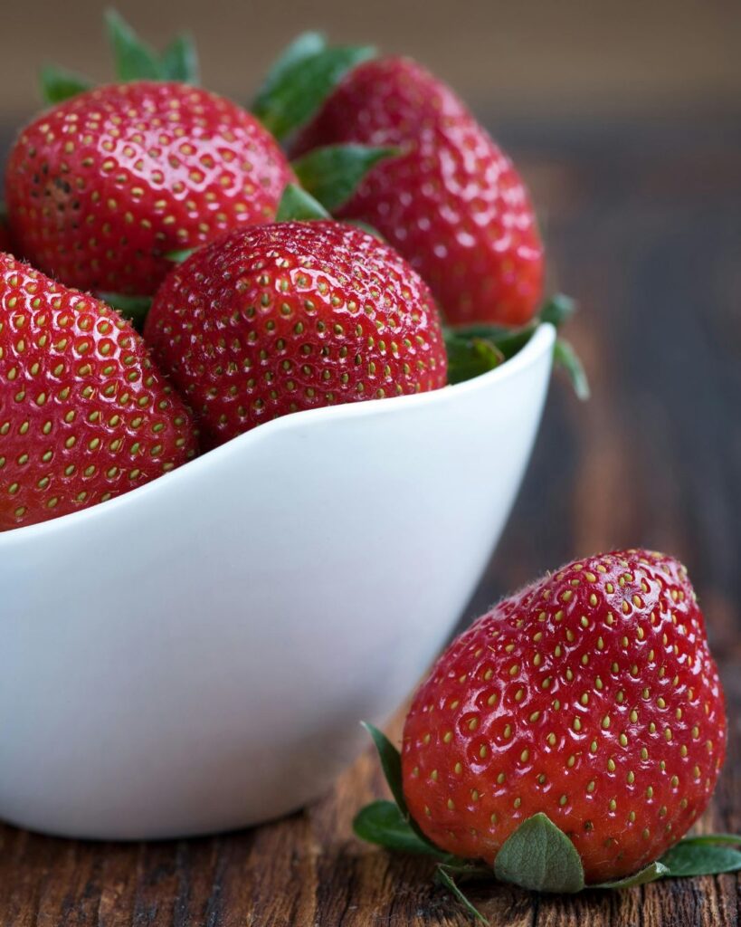 Frühlingsrezepte: Auf dem Bild ist eine weiße Schale mit frischen Erdbeeren zu sehen