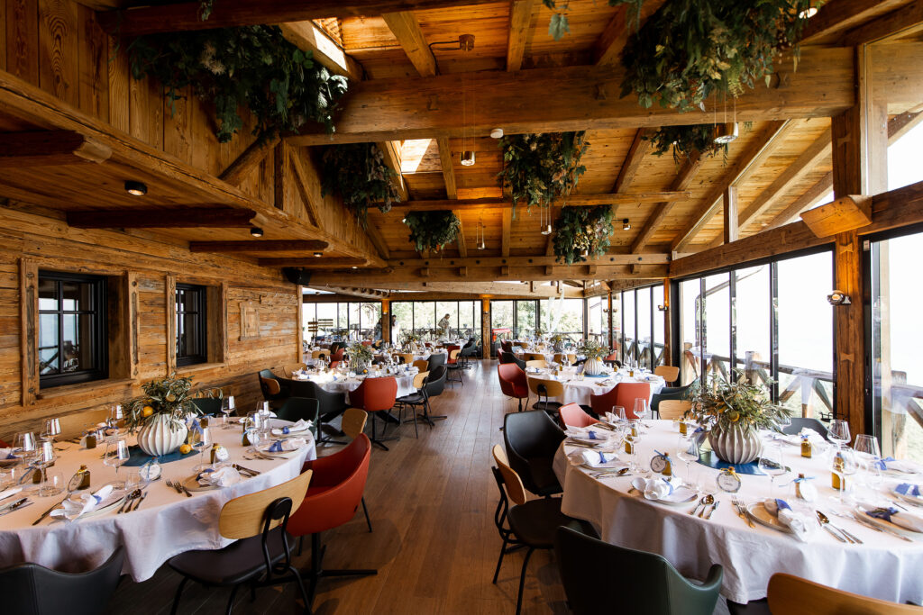 Gmunderberghaus: Restaurant mit gedeckten Tischen