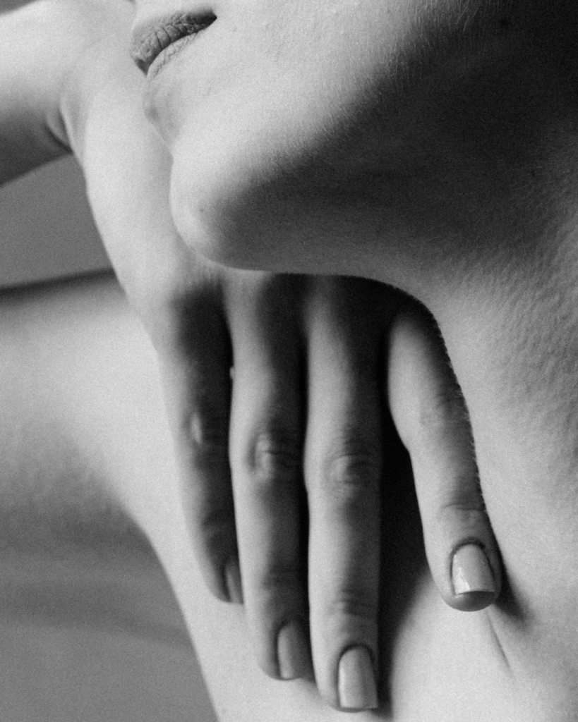 Aktfotografie von Alessa Grande: Schwarz/weiß Foto, Ausschnitt einer Frau, sichtbar Hand, Kinn, Mund