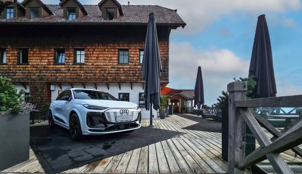 Gmunderberghaus: weißer Audi vor Eventrestauraunt