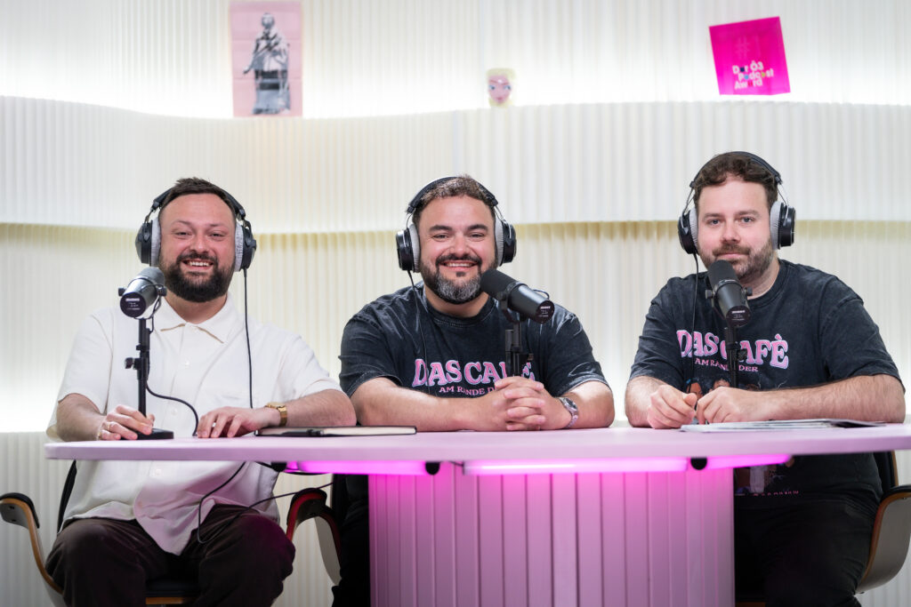 Das Cafe am Rande der Freundlichkeit:Robin Limpek, Wolfram Felice und Marco Johannes Wagner im Bild mit Kopfhörern