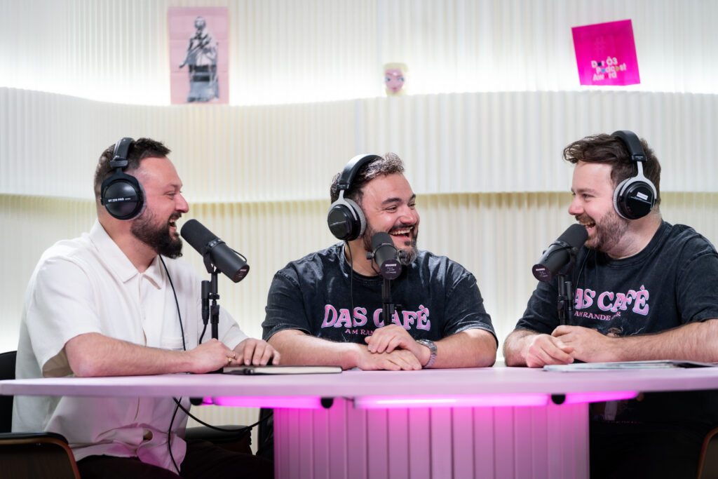 Das Cafe am Rande der Freundlichkeit:Robin Limpek, Wolfram Felice und Marco Johannes Wagner im Bild mit Kopfhörern