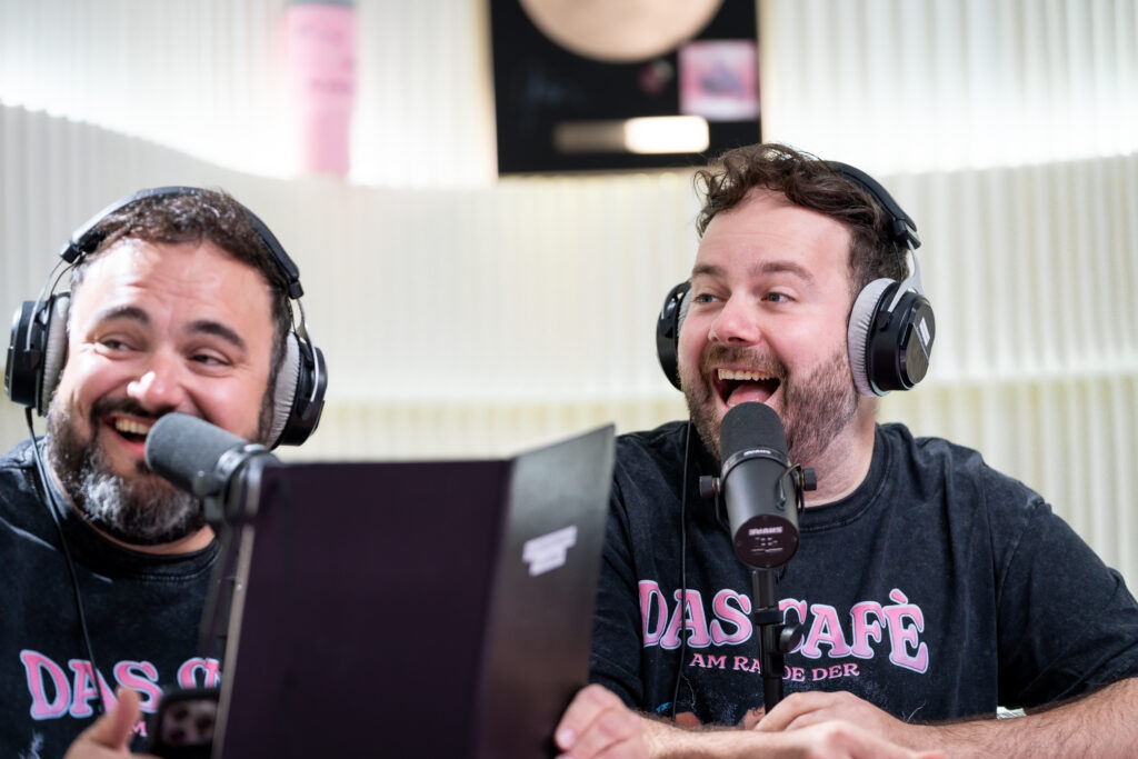 Das Cafe am Rande der Freundlichkeit:Robin Limpek und Wolfram Felice im Bild mit Kopfhörern