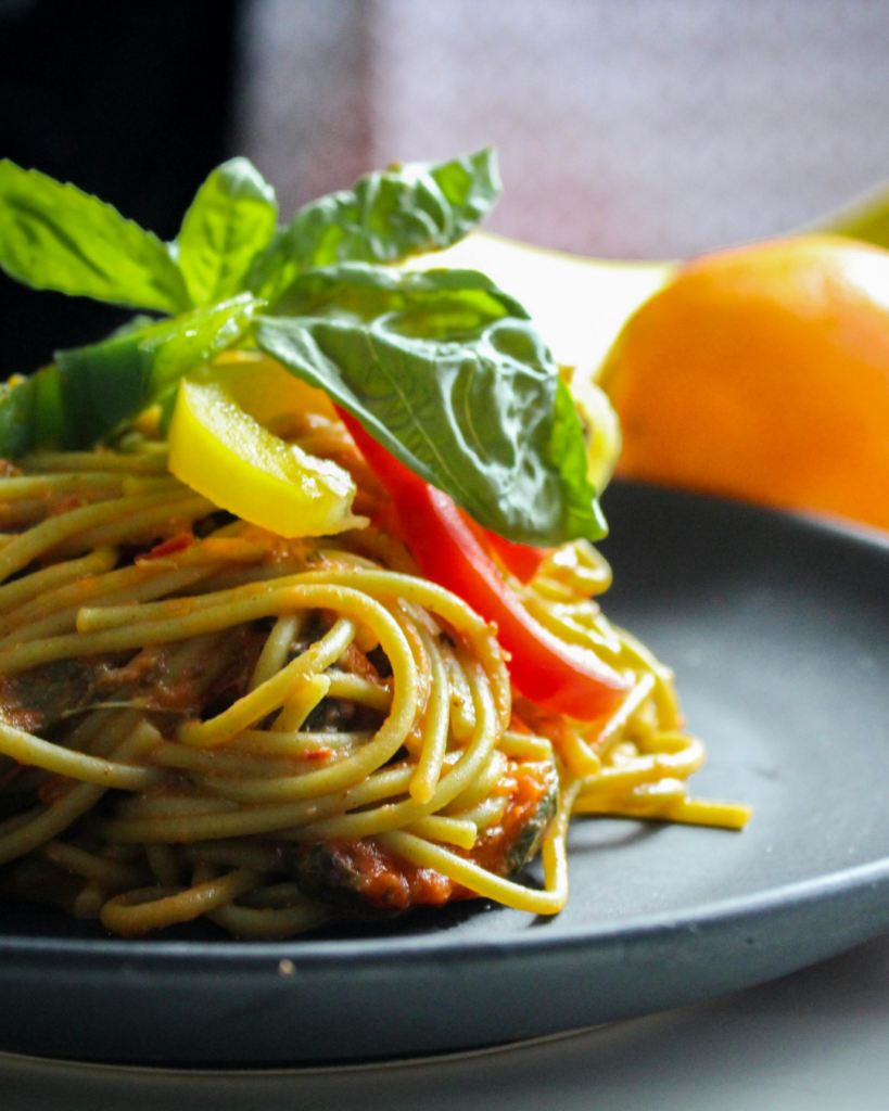 Teller Spaghetti mit Basilkum darüber