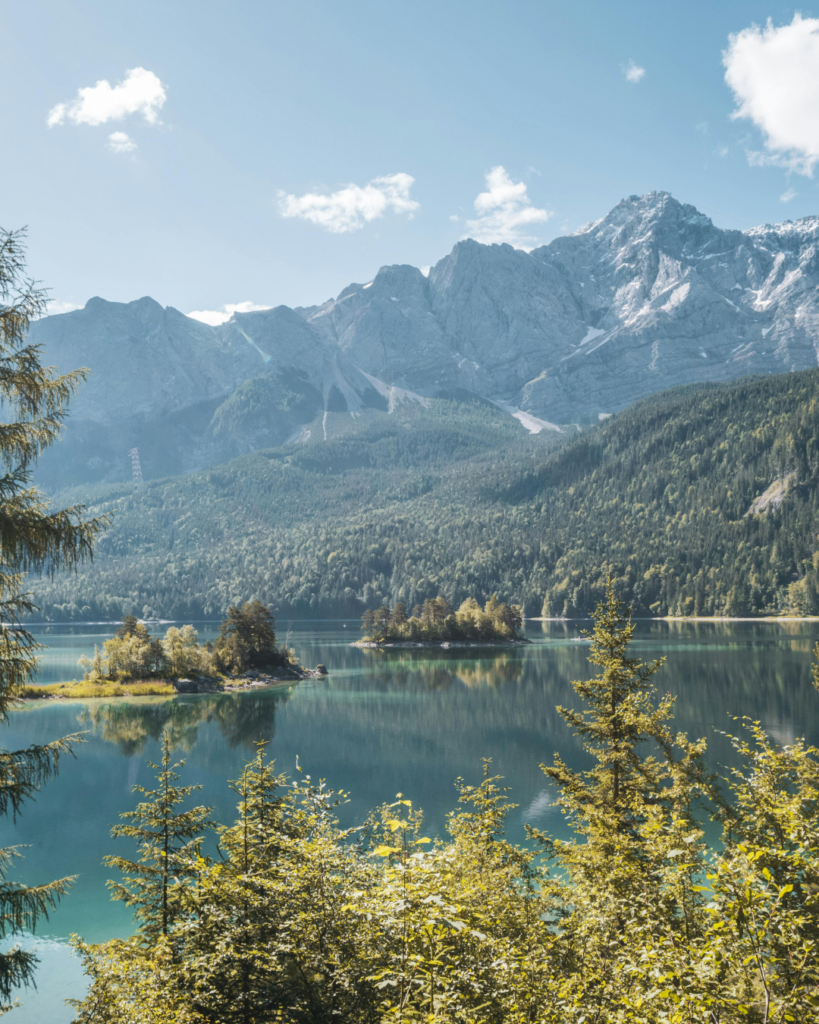 Seenland: Seenlandschaft im Sommer