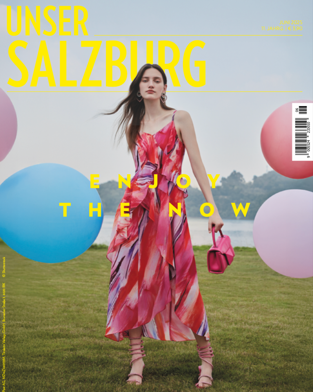 Unser Salzburg Cover Juni 2025: Frau mit rotem Kleid, dahinter bunte Ballons