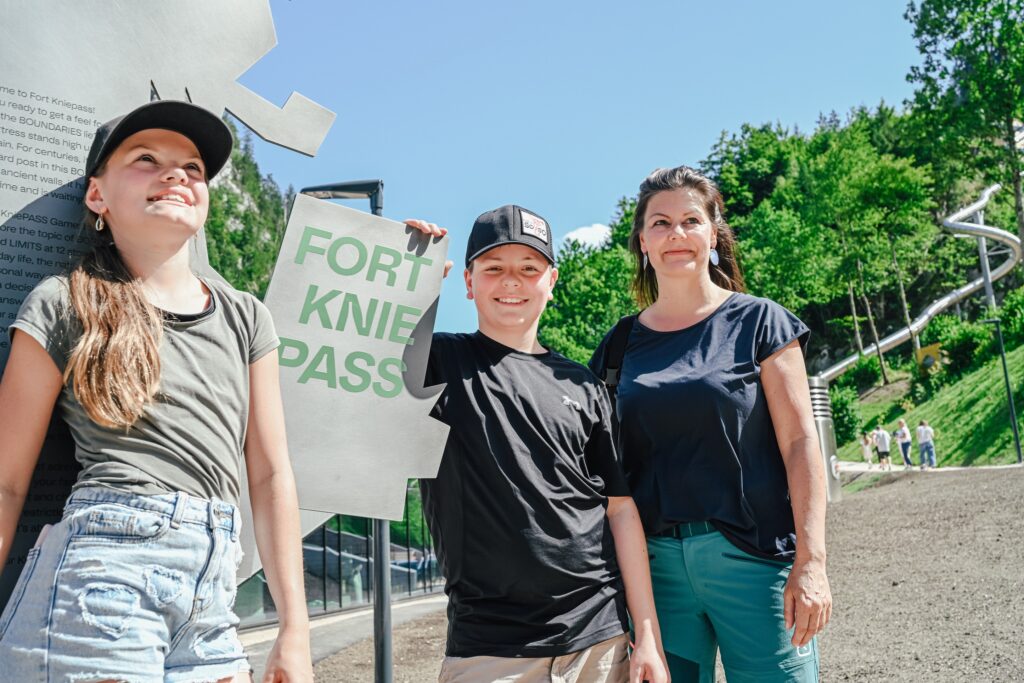 Fort Kniepass: 2 Kinder und eine Erwachsene auf Fort Kniepass