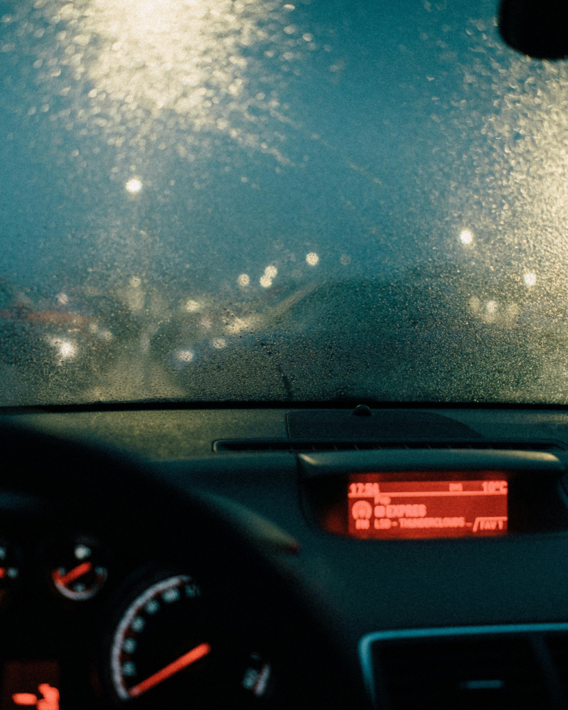 Regenwetter, Sicht aus dem Auto, Autoradio ist an
