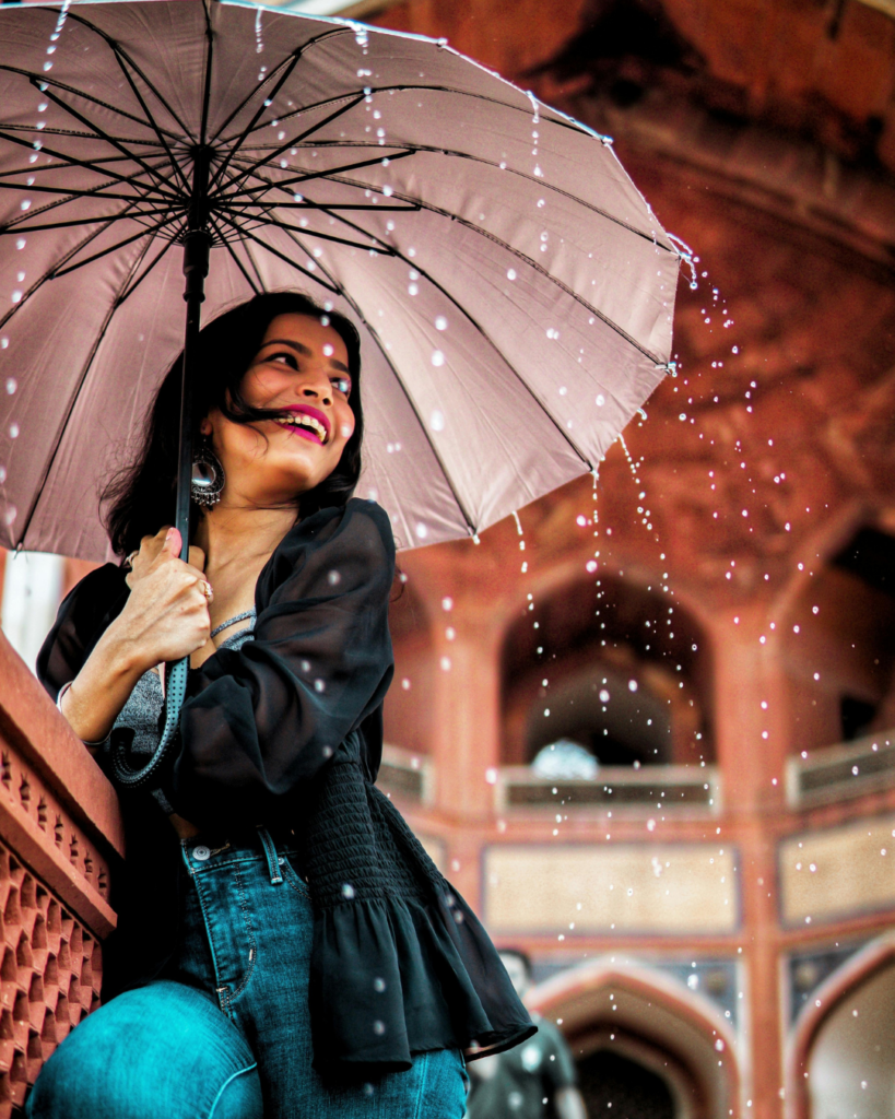 Frau mit Regenschirm, Regenwetter