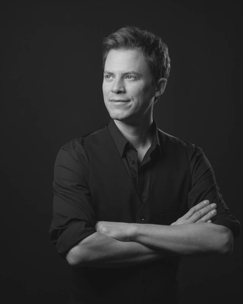 Schwarz-Weiß Porträtbild von Tobias Pötzelsberger