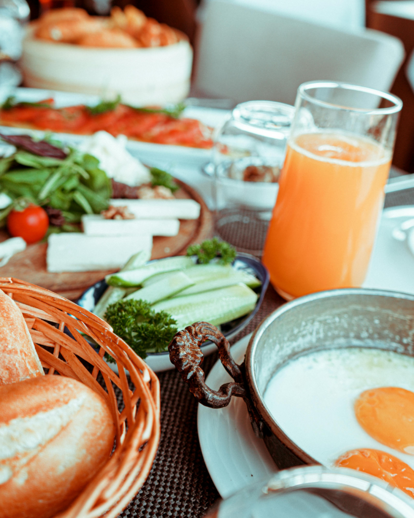Frühstück mit Gemüse und Orangensaft