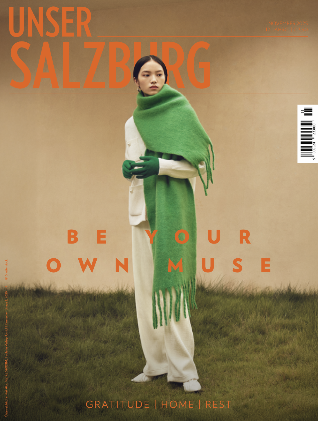 Cover der Novemberausgabe Unser Salzburg 2025, Frau mit grünem Schal und grünen Handschuhen