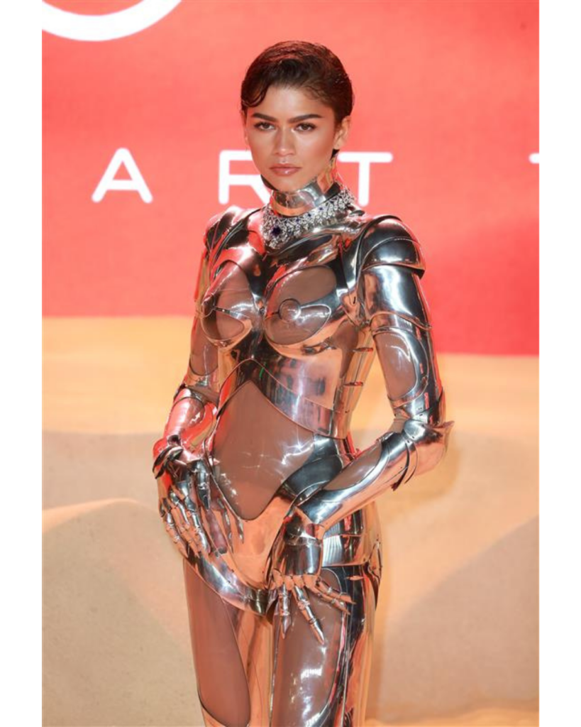 Zendaya in silberner Rüstung