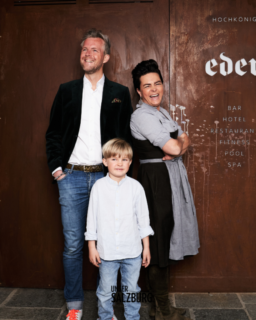 Ein Porträtbild der Familie Schwaiger, lachende Familie