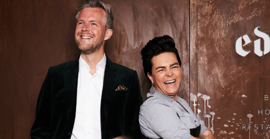 Ein Porträtbild der Familie Schwaiger, lachende Familie