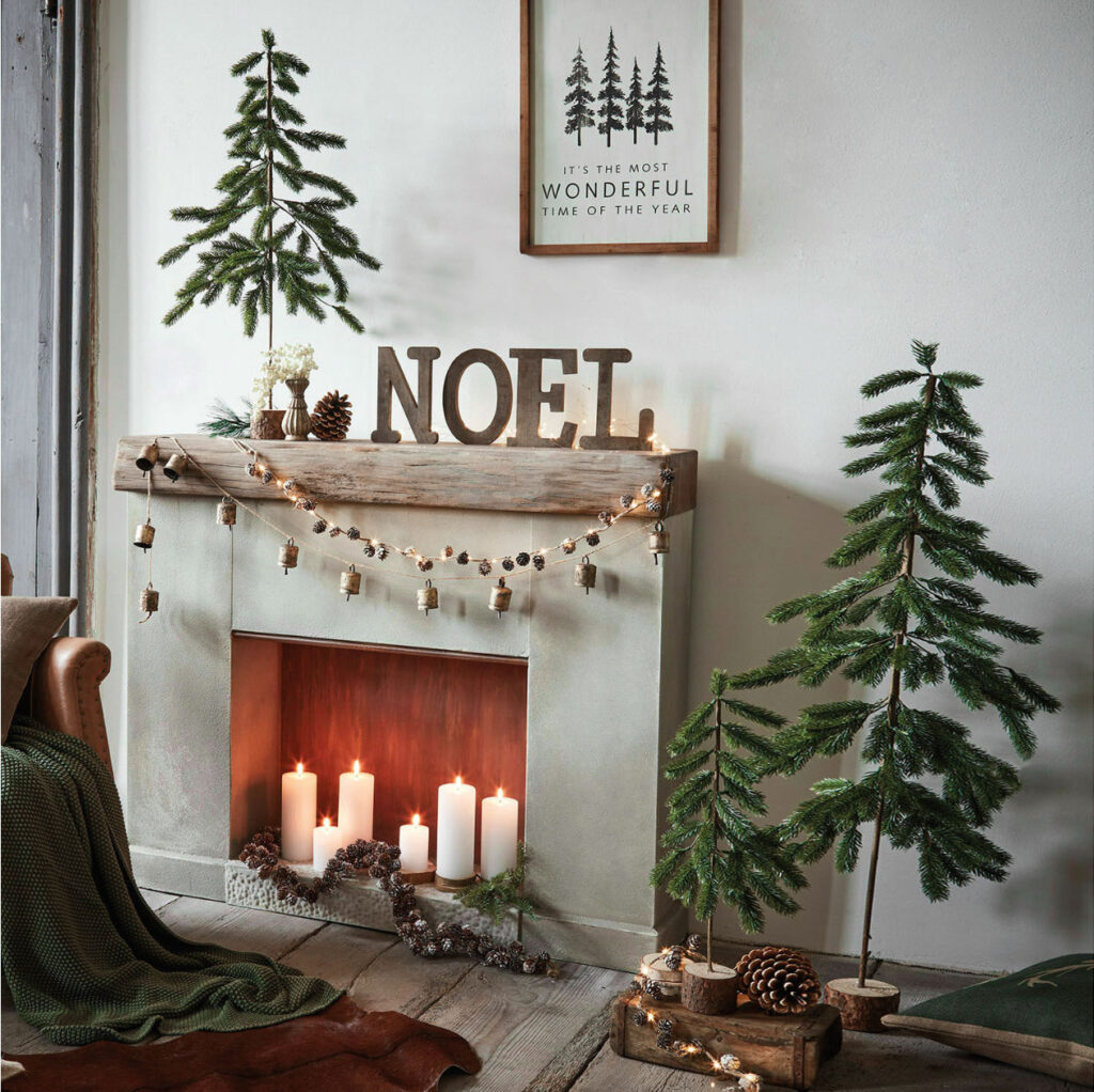 Wohnlicher Raum mit viel Weihnachtsdeko.