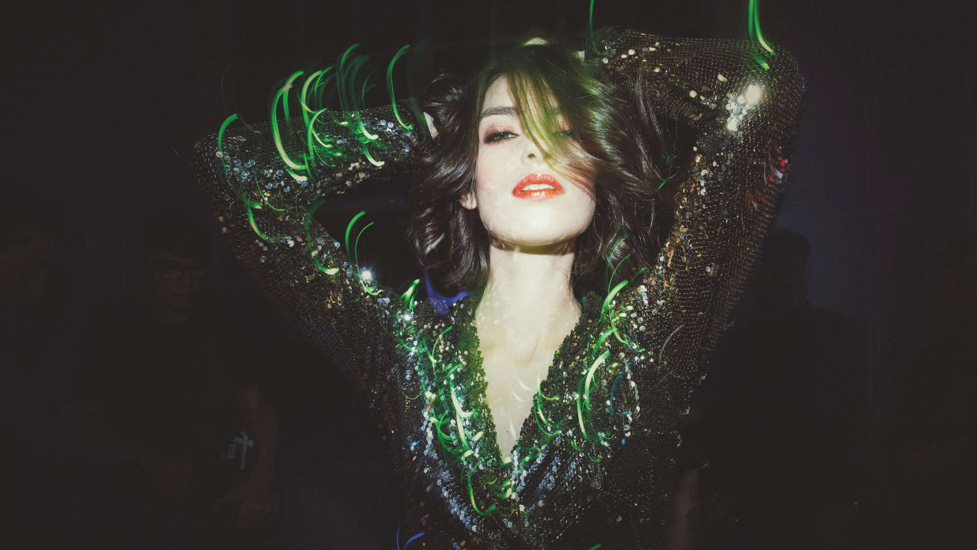 Frau im grünen Party-Outfit