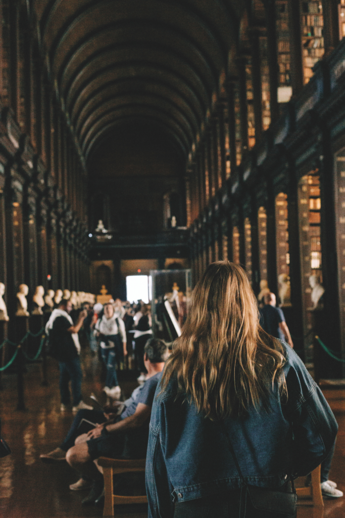 Frau von hinten in Bibliothek