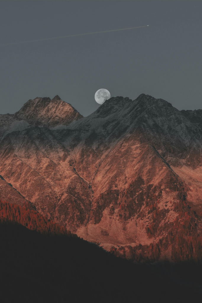 Berge und Mond
