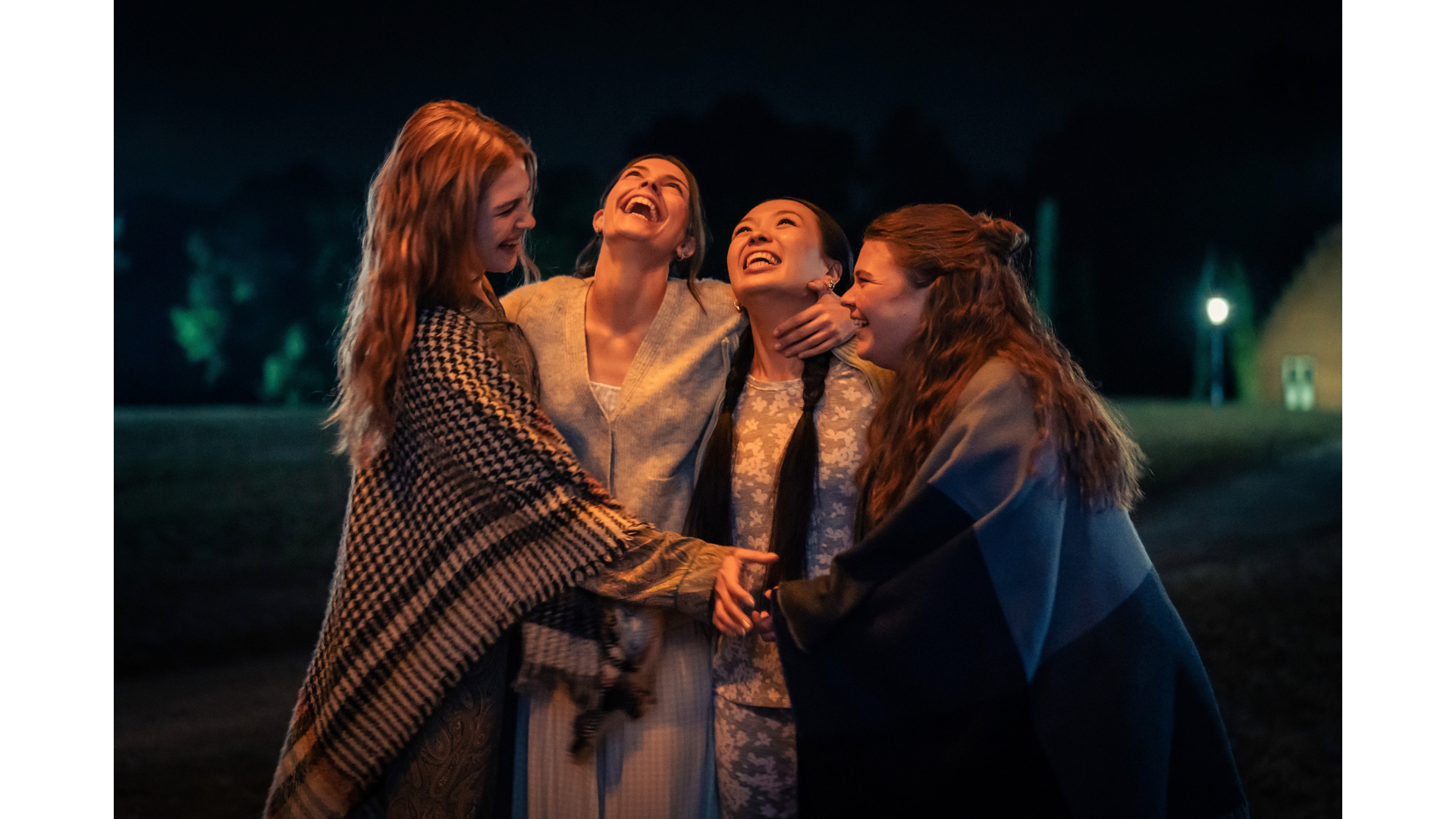 Szene aus Maxton Hall: Lydia, Ruby, Lin und Ember umarmen sich