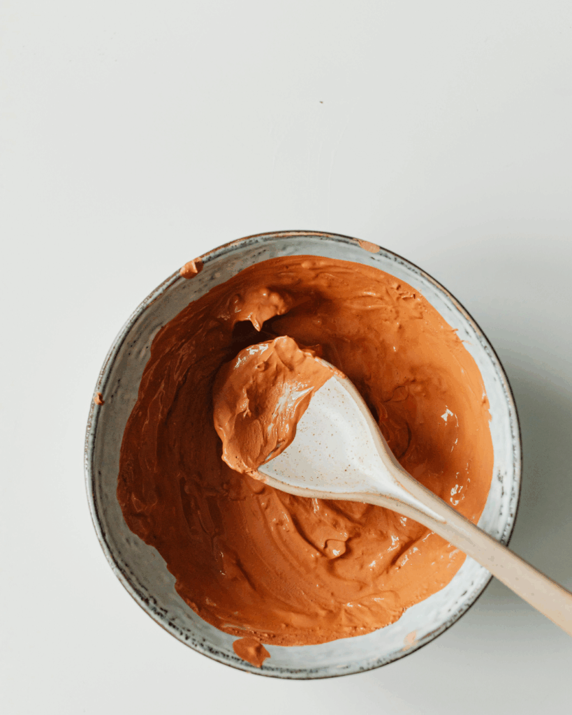 Heilerde in einer Schüssel mit einem Löffel