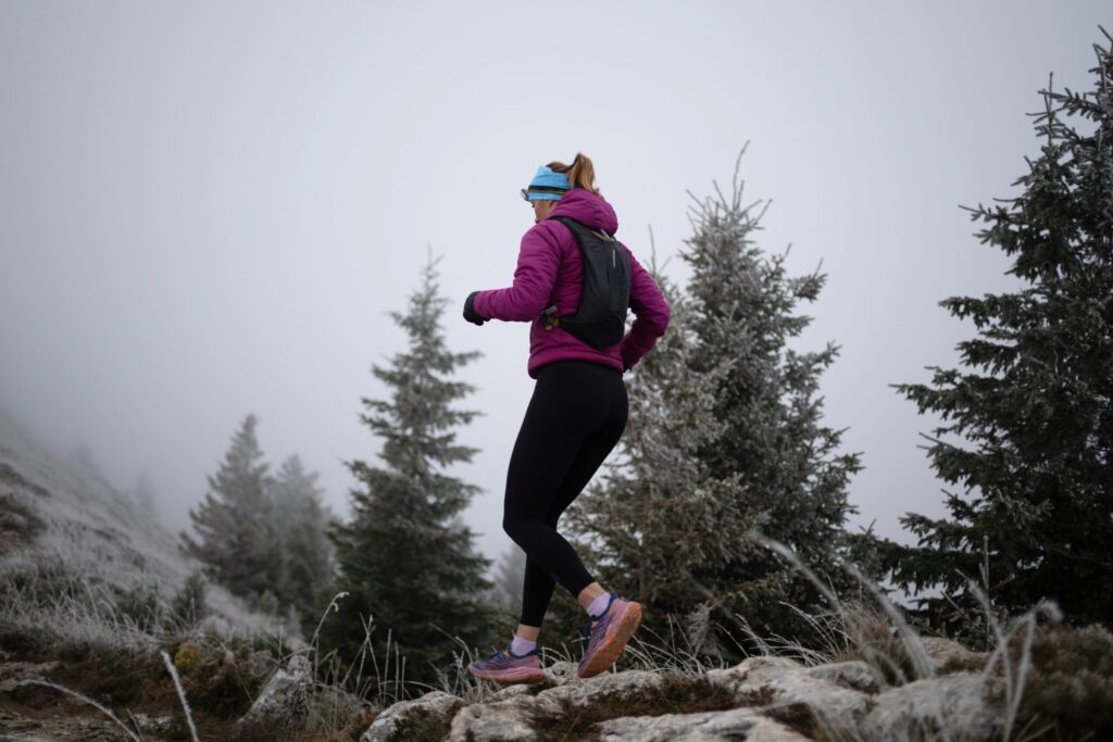Frau läuft im Winter