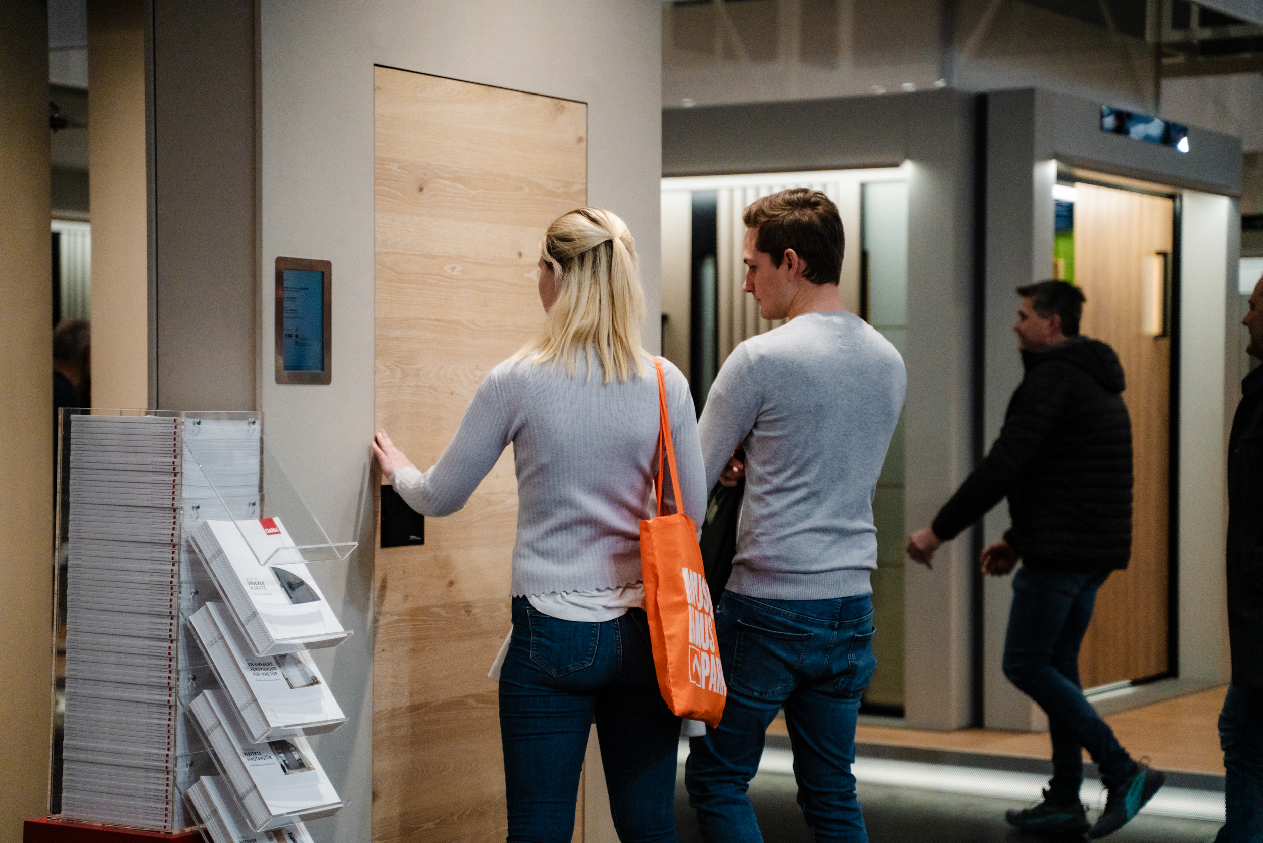 Menschen auf einer Messe, die sich auf Ständen informieren