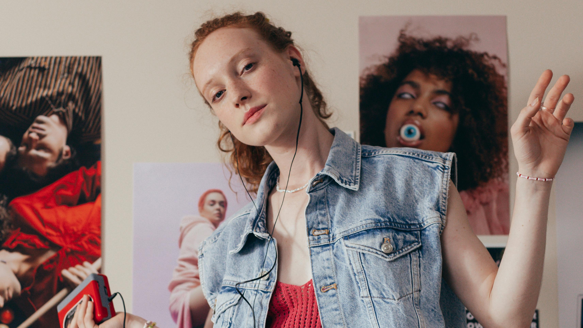 Frau hört auf einem Walkman Musik