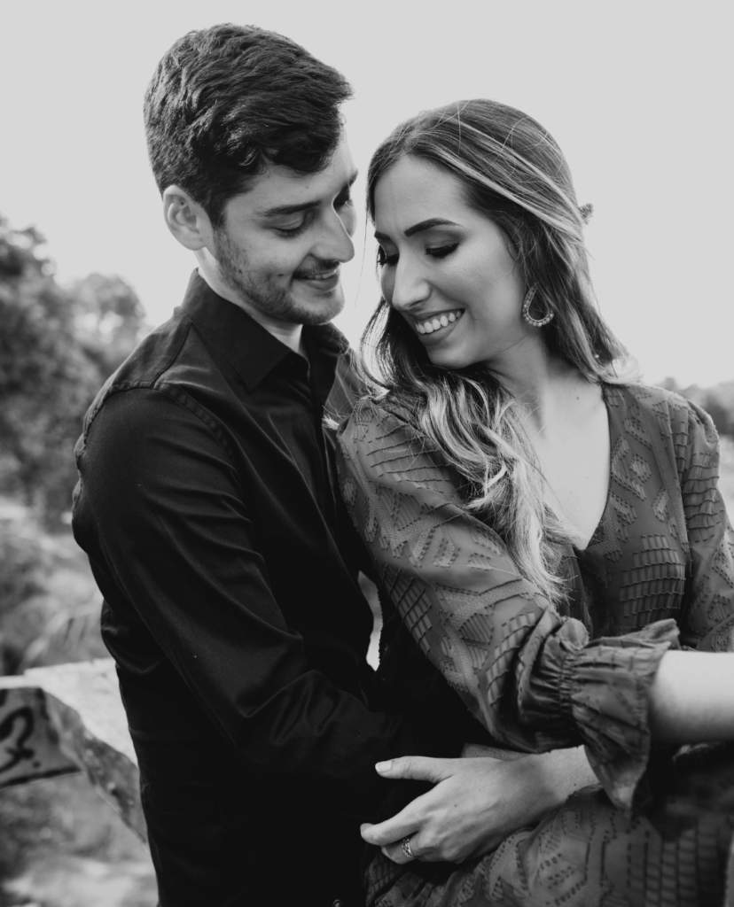 Foto in Schwarz - Weiß von einem Pärchen, dass sich in den Armen liegt