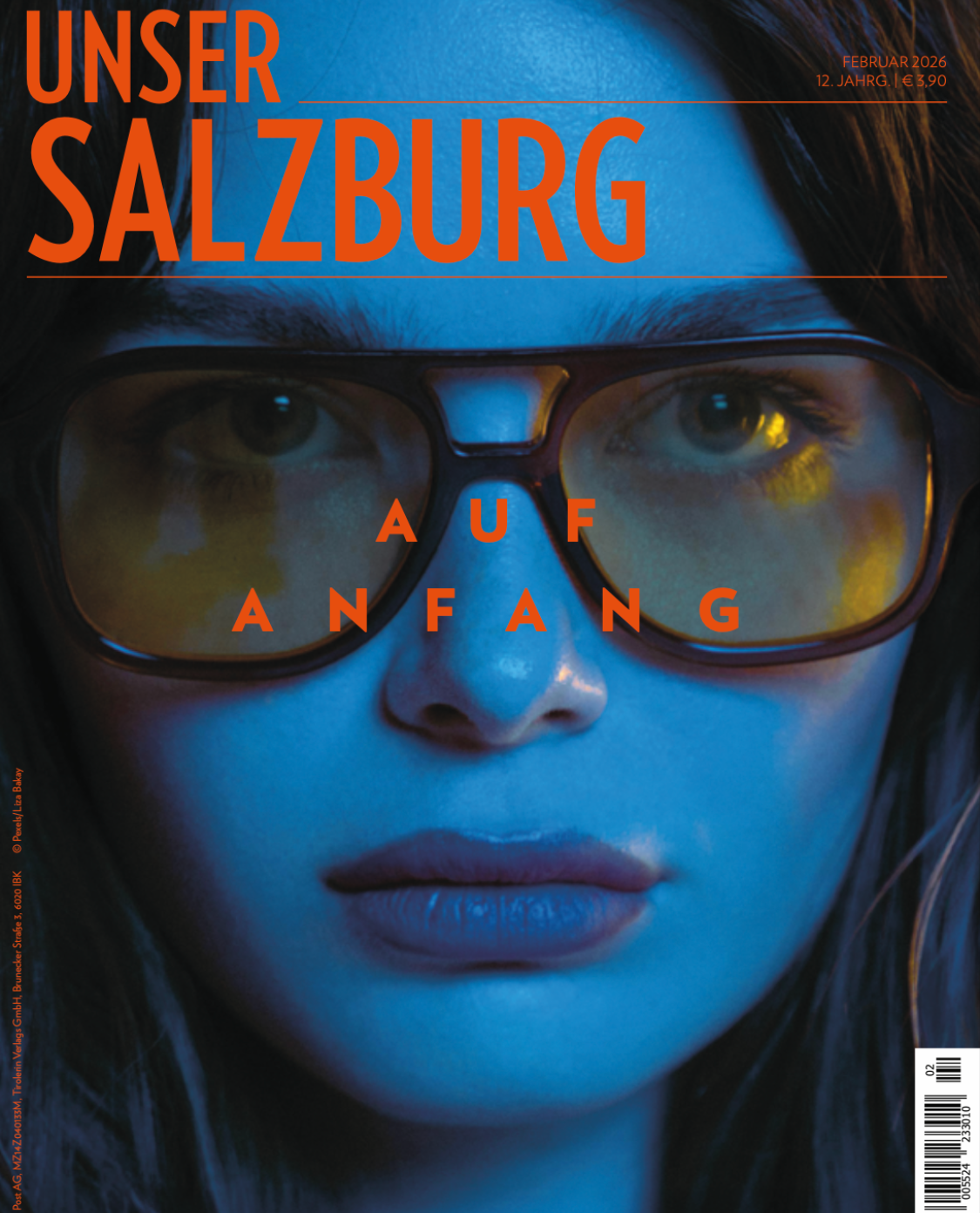 Cover von Unser Salzburg Februar 2026: Frau in blauem Licht mit Sonnenbrille