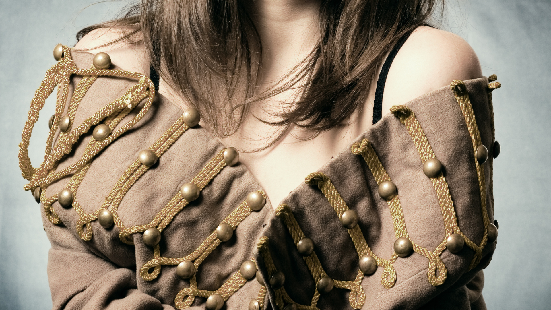 Frau in Napoleon-Jacke