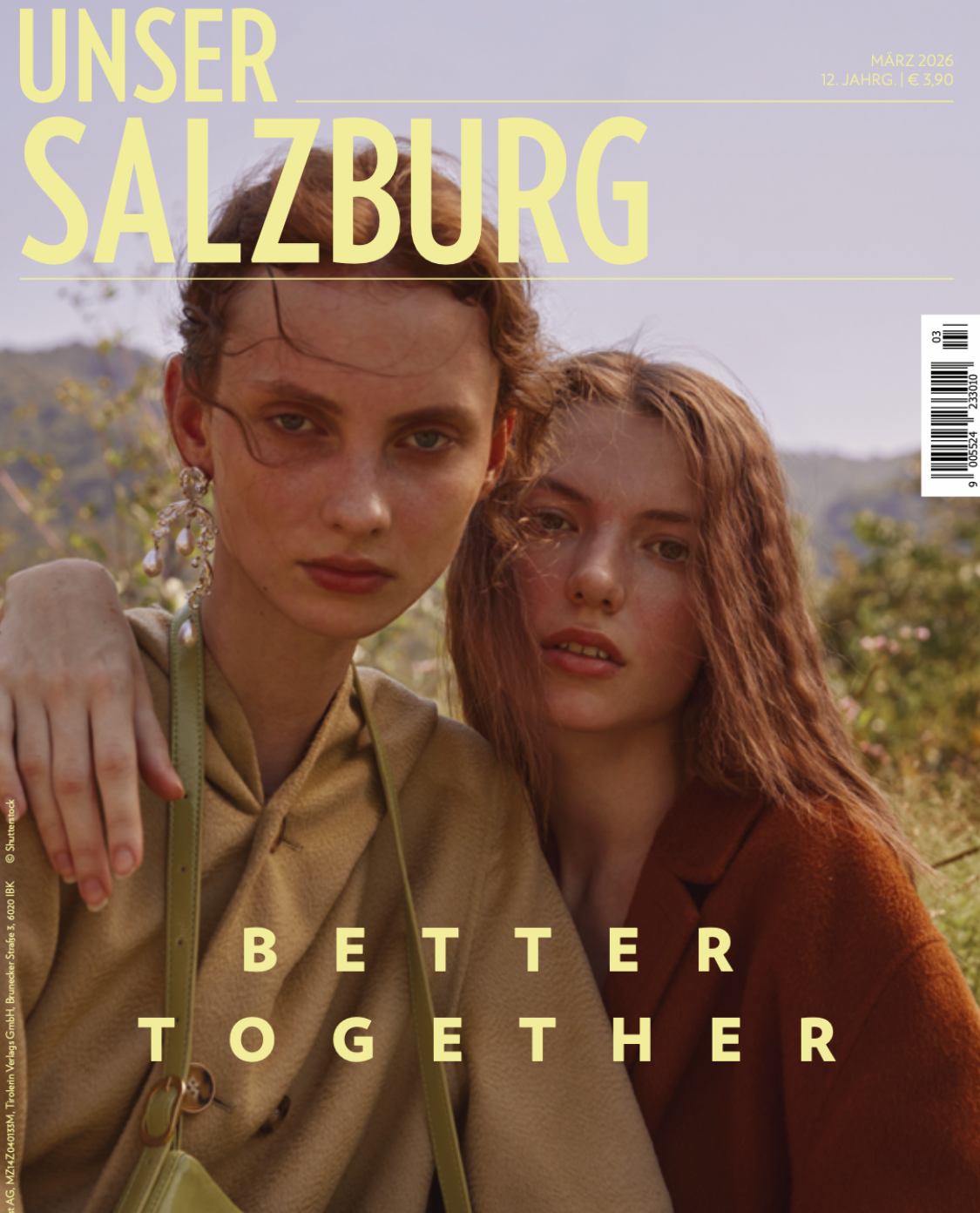 März-Ausgabe Cover Unser SALZBURG: Zwei Frauen, die sich umarmen mit dem Titel: Better together