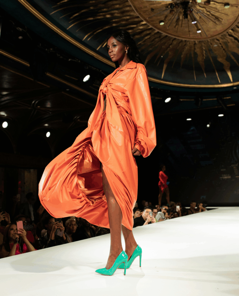 Eine Frau am Laufsteg, Pfirsichfarbenes Kleid und grüne Schuhe