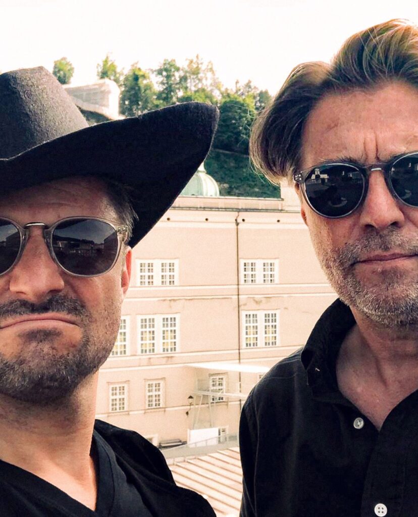 Hochmair und Schalle über den Dächern von Salzburg mit Sonnenbrille