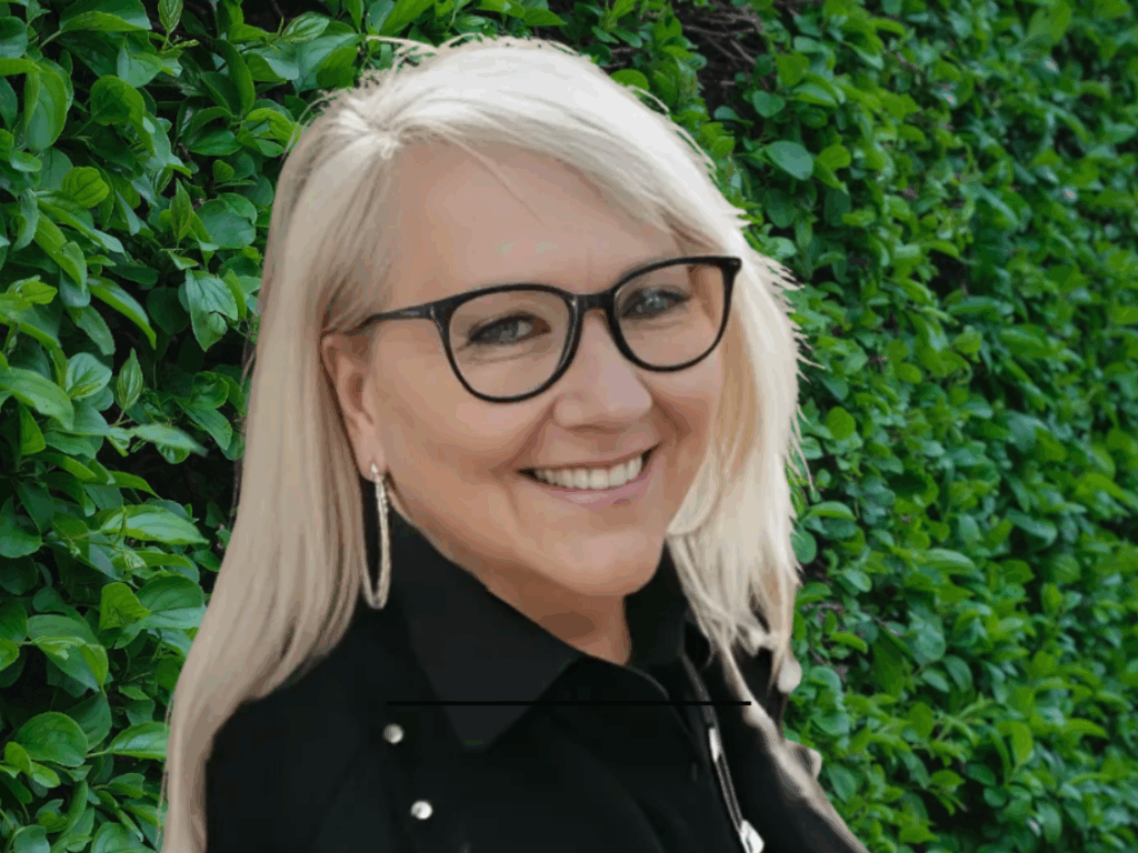 Am Bild ist Silvia Thöne vor einem grünen Zaun