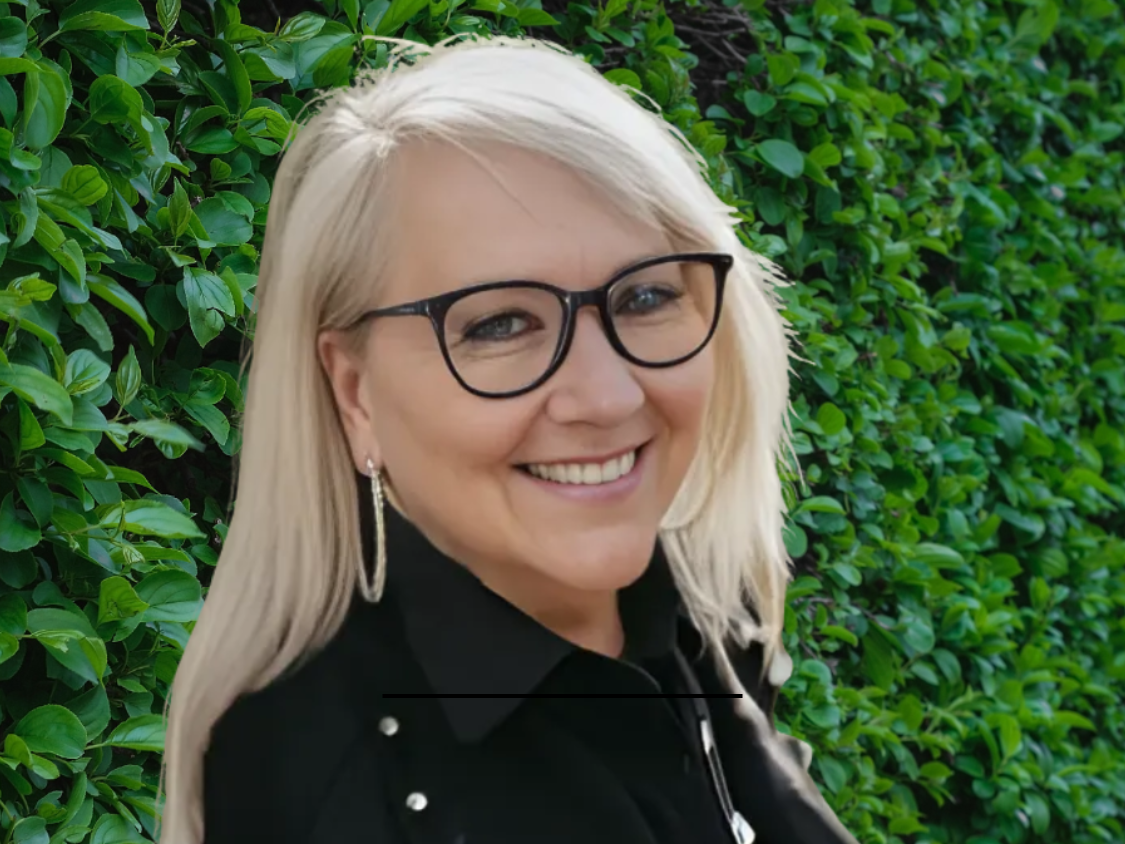 Am Bild ist Silvia Thöne vor einem grünen Zaun