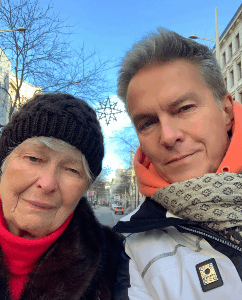 Ein Selfie von Alfons Haider mit seiner Mutter Anna