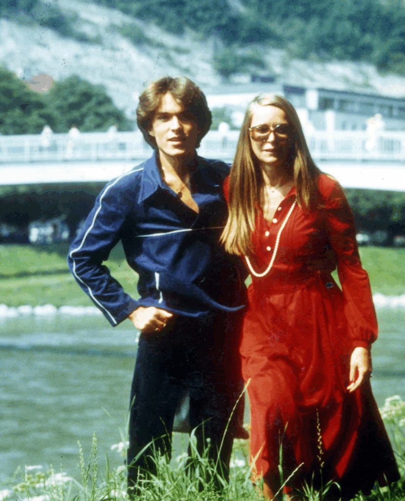 Alfons Haider mit seiner Mutter Anna vor der Salzachbrücke in Salzburg