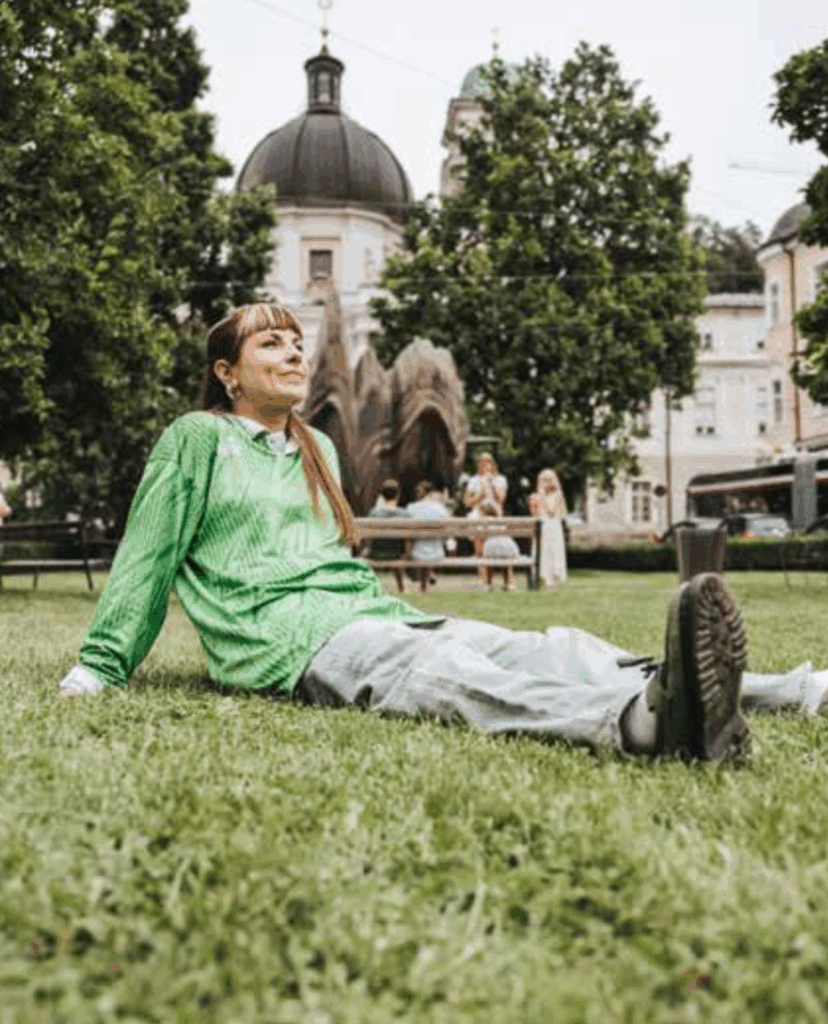 Come-together QUER_BEET in Salzburg: Frau sitzt in Wiese