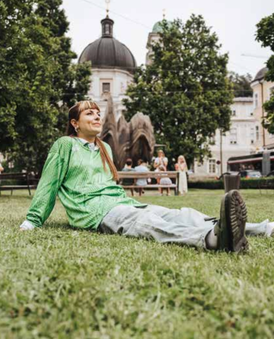 Come-together QUER_BEET in Salzburg: Frau sitzt in Wiese