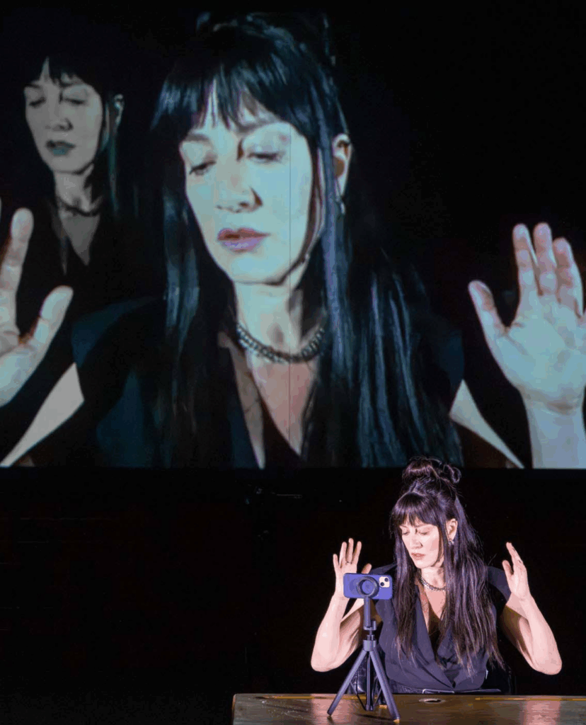 Künstlerin Maja Ostaszewska bei einer Aufführung der Salzburger Festspiele
